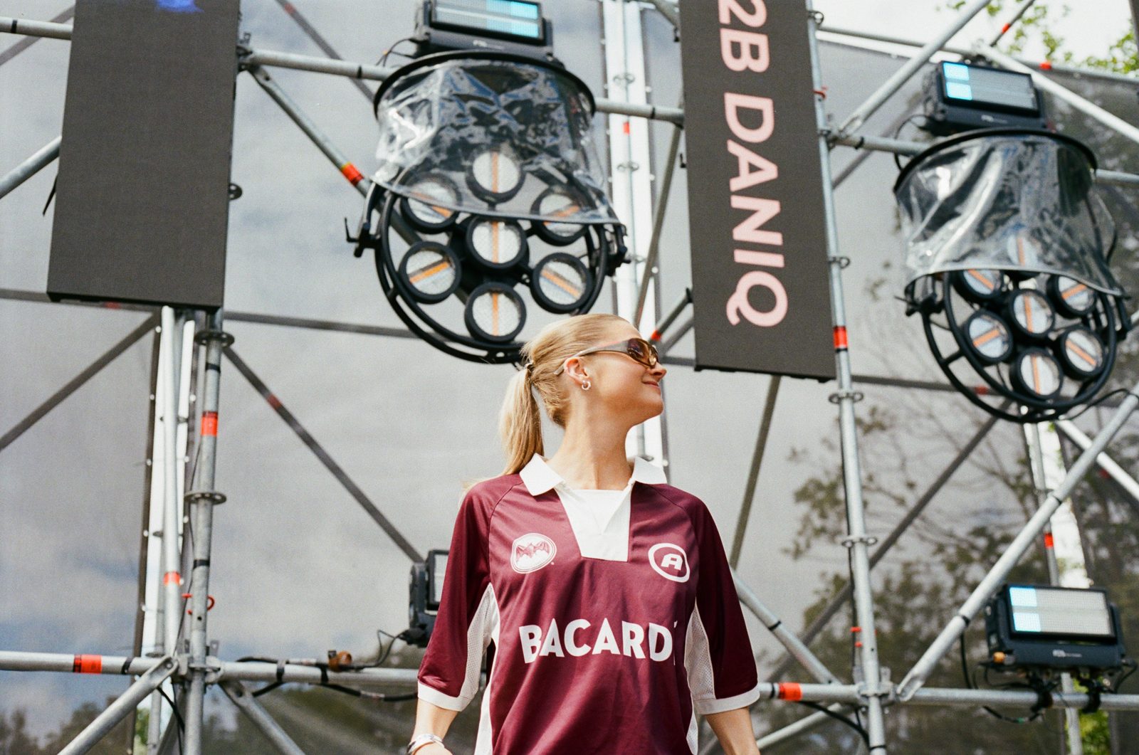 Sové under the stage lights